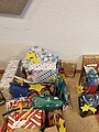 Sternschnuppenaktion 2025 Auf dem Boden liegen viele verpackte Geschenke