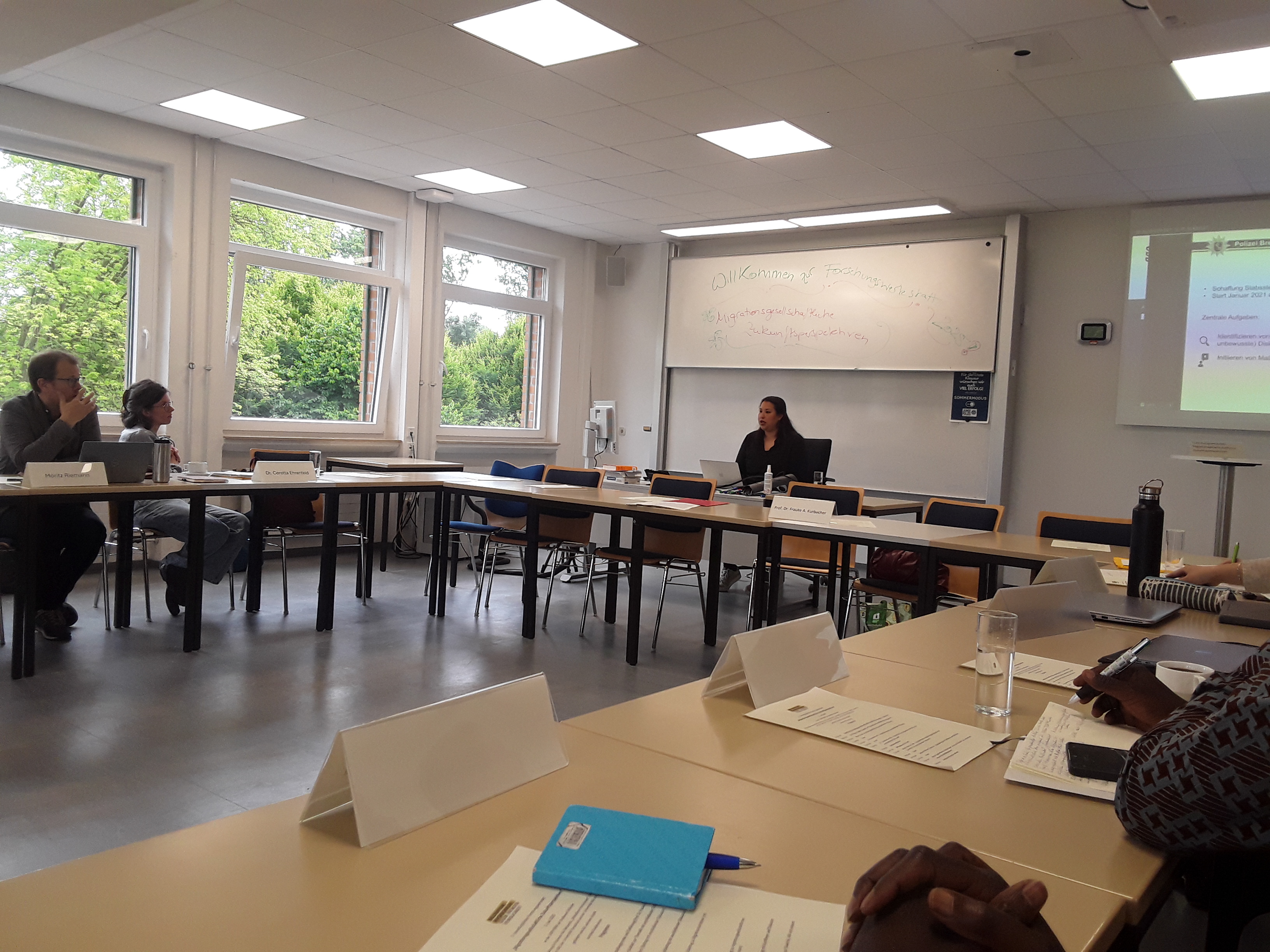 Teilnehmende des Workshops sitzen in einem Seminarraum.