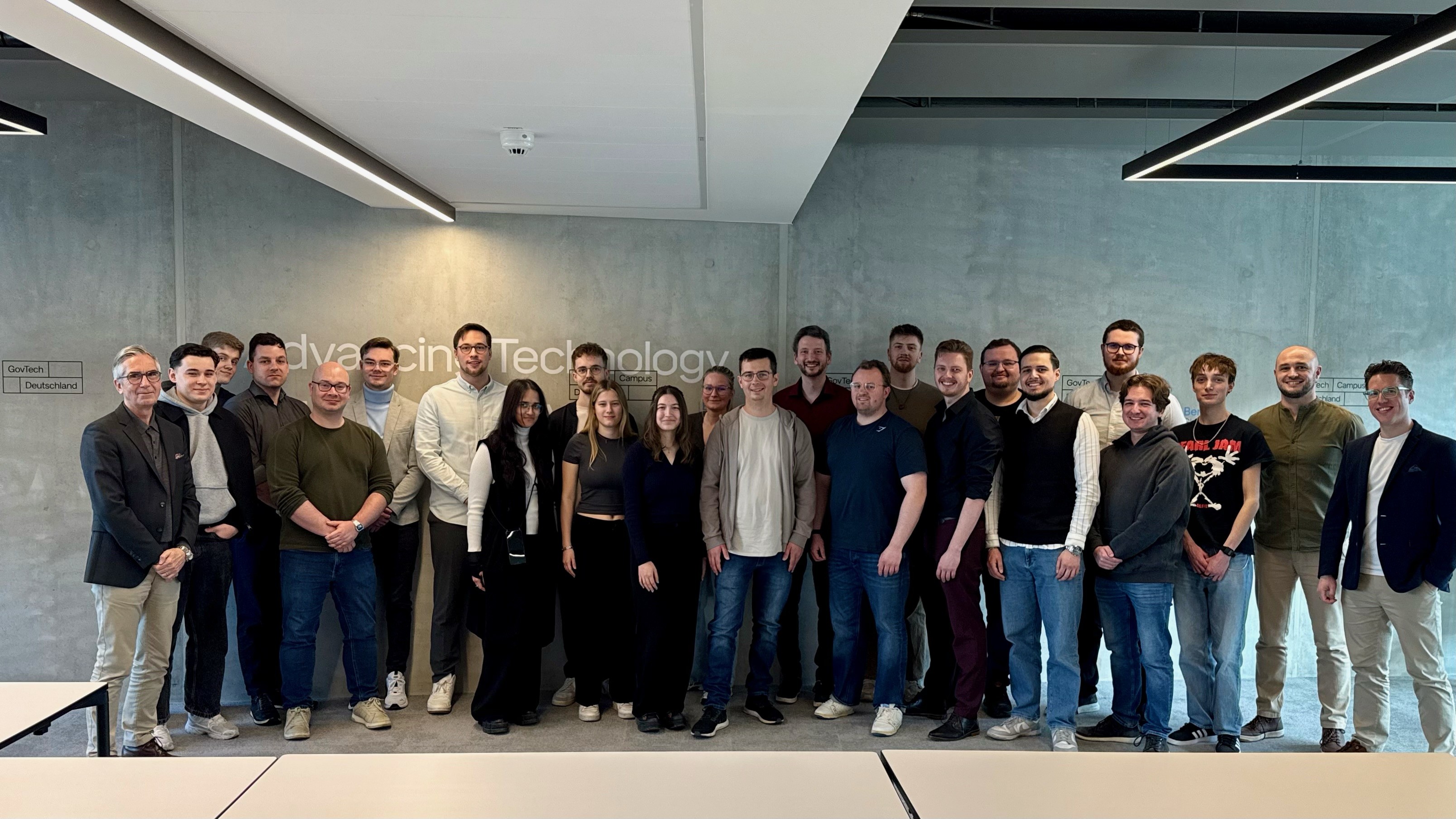 Gruppenfoto der Studierenden in den Räumlichkeiten vonm GovTech Deutschland.