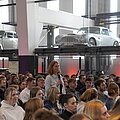 Menschenrechte und -würde Heidi Mescher steht mit einem Mikrofon inmitten der sitzenden Studierenden, um mit ihnen zu diskutieren.