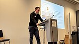 Jan Leon Seidel bei seinem Vortrag auf der Bühne.