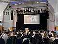 Studierende sitzen bei einer Veranstsaltung im Plenum.