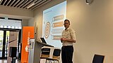 Prof. Dr. Götz Fellrath bei der Begrüßung auf der Bühne.