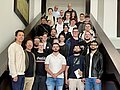 Exkursion zur Landwirtschaftskammer Die Teilnehmenden der Exkursion posieren auf einer Treppe für ein Gruppenfoto.