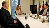 Amtsantritt Michael Otting, Susanne Grauer-Thöne und Präsident Martin Bornträger sitzend im Gespräch.