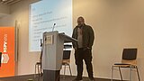 Christian Marks bei seinem Vortrag auf der Bühne.