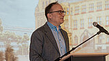 Johannes C. Mayer am Rednerpult während der Veranstaltung.
