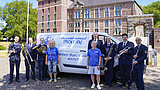 Mehrere Personen posieren für ein Foto vor dem Schloss Horst in Gelsenkirchen.