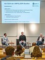 V.l.n.r.: Ines Zeitner, Laurenz Weber (BLS) und Prof. Dr. Eberhard Krott Am 11. Mai 2022 präsentierten Prof. Dr. Eberhard Krott und Kriminaldirektorin Ines Zeitner die Langzeitstudien UMFELDER 1 und 2 in der Bucerius Law School (BLS) in Hamburg.