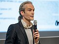Aufnahme von PD Dr. Malte Persike auf dr Bühne.