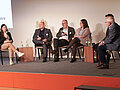 Tag der Lehre 2025 Gäste der Talkrunde sitzen nebeneinander auf der Bühne.