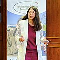Verkehrsexpertentag 2025 Kirsten Lühmann vor einem Aufsteller bei ihrer Moderation.