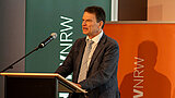 Prof. Dr. Frank Bätge am Rednerpult.