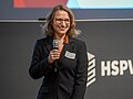 Aufnahme von Dr. Anika Limburg auf der Bühne.
